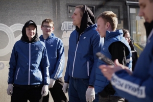 Волонтеры «Единой России» помогают жильцам аварийного дома на проспекте Королева, 4а