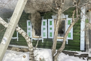 Омичку в одеяле вынесли из горящего дома