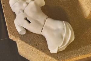 В Омске по требованию собственника убрали горельеф со здания на улице Ленина