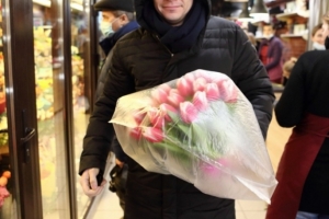 Омички рассказали, какие подарки мечтают получить к 8 марта