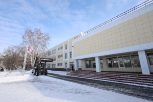 Активисты «Единой России» очистили от снега территорию школы и детского сада в Омске