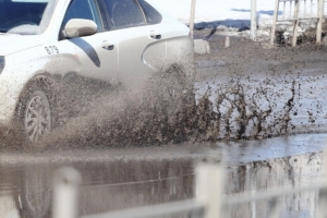 В Омске автомобилист отсудил у мэрии более 300 тысяч за лужу во дворе