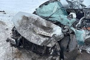 Под Омском грузовик вылетел на встречку и столкнулся с двумя легковушками - трое в больнице