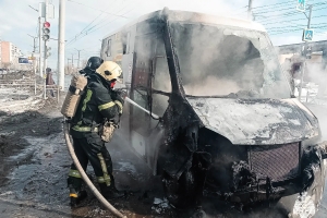 В Омске прямо на ходу загорелась пассажирская маршрутка 