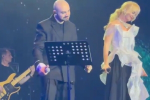 Бэк‑вокалист Валерии Саша Санта - выпускник омского колледжа - выступил в филармонии родного города