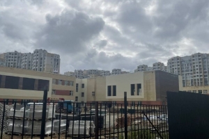 Родителям омских первоклассников рассказали, как попасть в новую школу «Серебряного берега»