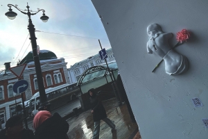 На улице Ленина в Омске появился горельеф с женской фигурой