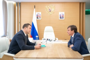 Виталий Хоценко и Сергей Кравцов обсудили обновление омских школ, детсадов и колледжей