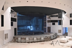 «Работы в омском ТЮЗе идут активно»: Виталий Хоценко проконтролировал ремонт театра