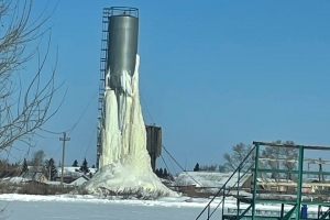 В Омской области на водонапорной башке образовался 20-метровый ледяной столб
