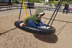 В центре Омска оборудуют детскую площадку с качелями «Гнездо» и спортивным комплексом за 3 млн рублей