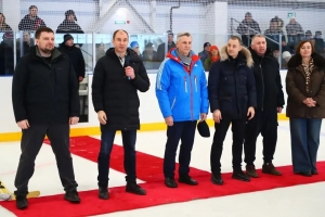 Герой России Дмитрий Перминов вручил награды финалистам хоккейного турнира в Калачинске