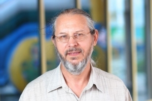 Омский мастер Коненко изготовил крошечный кулич и пасхальное яйцо