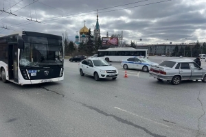 На Соборной площади в центре Омска водитель «ВАЗа» врезался в автобус 