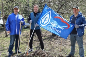 Губернатор Хоценко и депутаты от «Единой России» приняли участие во Всероссийском субботнике в Омске