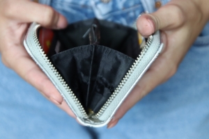 «Только наличка»: из-за сбоя омские магазины перестали принимать оплату картами