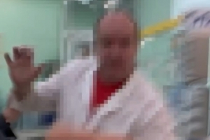 Работник омской «Госаптеки» обматерил посетительницу и швырнул в нее очки