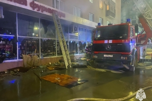 В центре Омска ночью сгорел магазин тканей на Масленникова