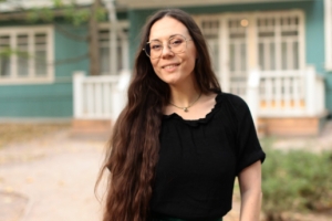 «Писать — это очень похоже на бег. Если выходишь на пробежку раз в месяц — только убиваешь колени» — писатель Александра Яковлева 