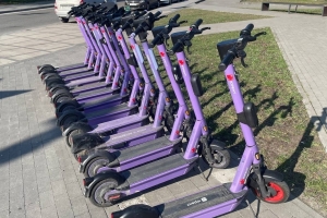 В центре Омска хотят запретить парковку самокатов