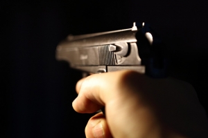 В Омской области 22-летний парень стрелял из пневматического пистолета по окнам многоэтажки