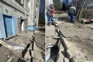 Ночью в омском поселке Ростовка обрушился козырек подъезда многоквартирного дома