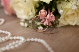 В Омске требуют признать фиктивным брак пенсионерки и 27-летнего участника СВО