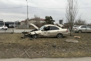 Подросток за рулем «Ниссана» влетел в ограждение в Омске