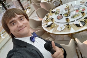 Можно ли поплакать в космосе и вкусная ли там еда: на вопросы отвечает омский ведущий Александр Марков 