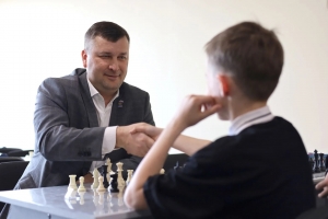 Омский депутат Андрей Бондаренко наградил победителей детского шахматного турнира