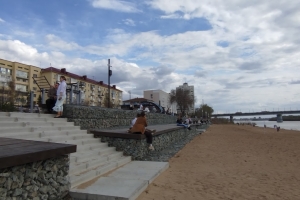 Теневые навесы, скамейки, уличные души: показываем, как выглядит Центральный пляж после начала благоустройства