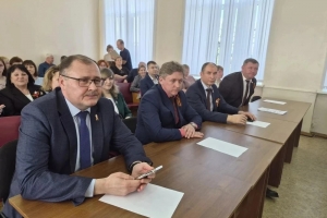 Дмитрий Перминов и Павел Коренной поздравили работников самоуправления Черлакского района