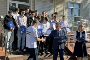 Омских волонтеров наградили за помощь при расселении аварийного дома