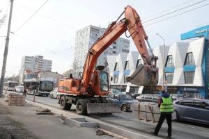 Виталий Хоценко проконтролировал ремонт улицы Красный Путь в Омске