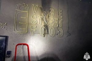 На улице Ленина в Омске загорелась рекламная вывеска