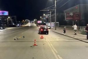 В Омске будут судить 44-летнюю автомобилистку за наезд на самокатчика