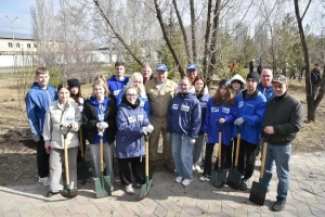 Омские единороссы присоединились к областному субботнику