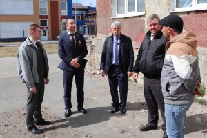 Сенатор Дмитрий Перминов проверил капремонт Черлакской школы