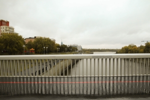 В центре Омска у Юбилейного моста в реке обнаружили нефтяные пятна