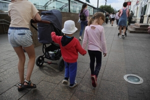 Детские пособия омичам выплатят раньше срока