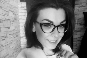 В Омске скончалась девушка, пострадавшая в конфликте из‑за выгула собаки