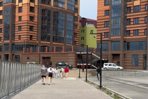 В Омске нашли новое применение стенке завода - на Иртыше появился «мост»