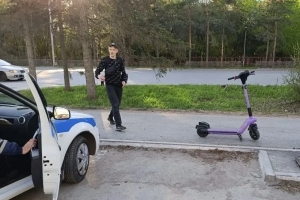 Омич на электросамокате сбил двух маленьких детей
