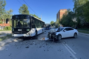В Омске автобус столкнулся с легковушкой