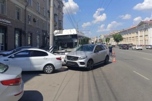 На проспекте Карла Маркса в Омске автобус № 95 влетел в опору ЛЭП