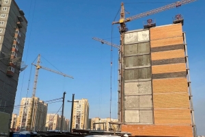Омичи до сих пор не могут заселиться в дом, сданный «по бумагам» еще в прошлом году