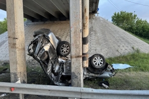 На омской трассе «Субару» на полной скорости врезалась в бетонную опору: водитель погиб