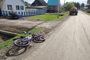 В Омской области 9-летняя девочка попала в реанимацию после наезда грузовика