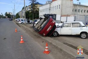 В Омске «Тойота» опрокинулась и врезалась в три стоящих авто