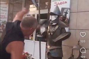 «Хватит уже, ему больно»: В Омске тренер по кикбоксингу избил статую возле кафе